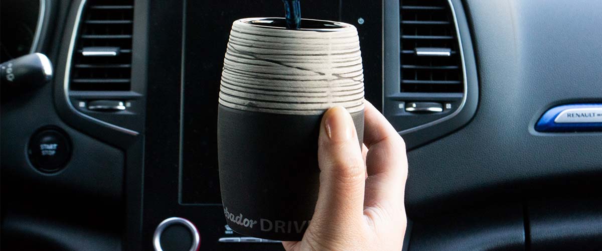 cebador drive Mate Becher Mate Tee im Auto