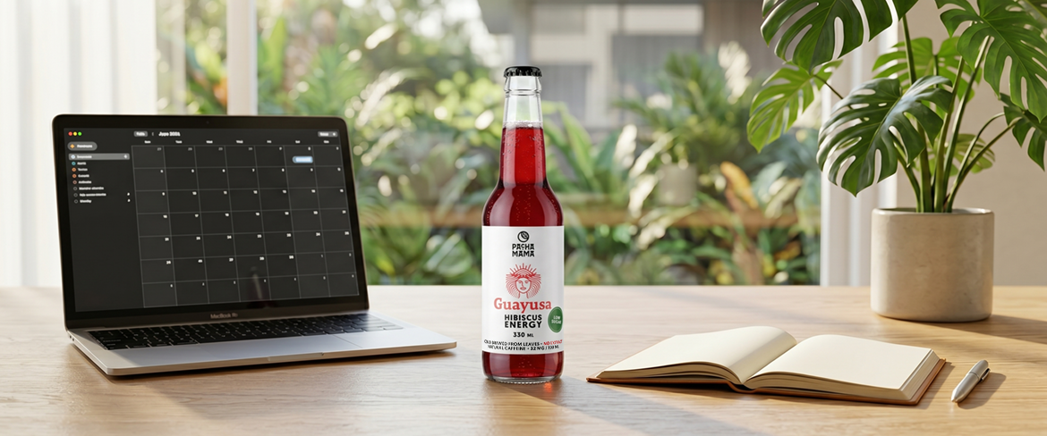 Guayusa in einer Flasche neben einem Laptop auf einem Schreibtisch – ein praktisches Guayusa-Getränk für mehr Konzentration bei der Arbeit.