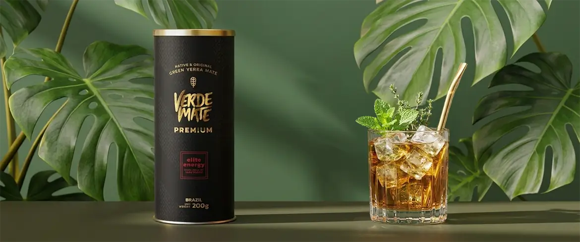 Erfrischender Tereré mit Eis und Minze im Glas, zubereitet auf der Basis von Verde Mate Premium Elite Energy