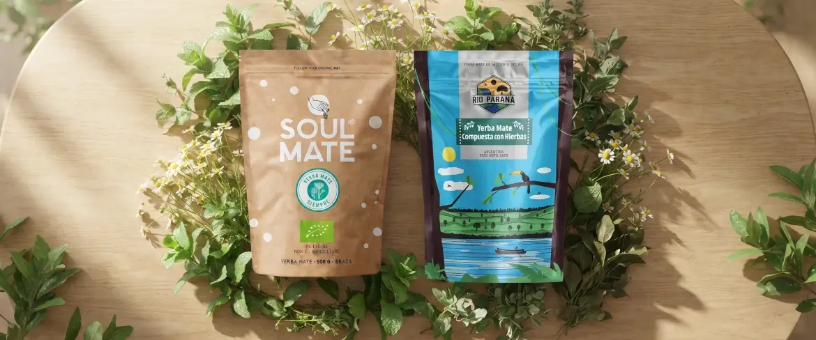Yerba-Mate-Kräuter-Doypacks mit Pfefferminze und Kräutern in einer natürlichen Zusammensetzung vor einem Holzhintergrund.