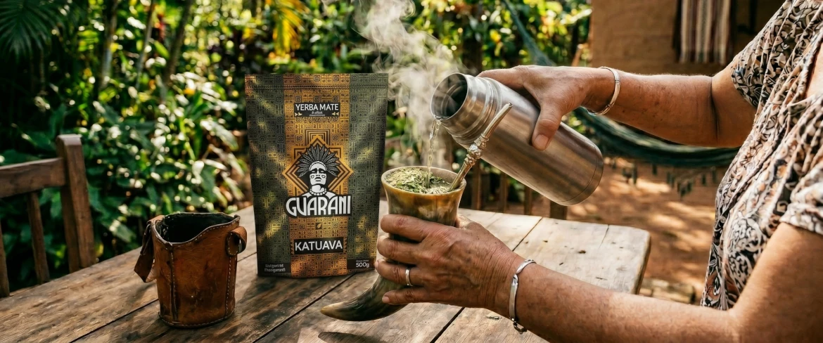 Heiß zubereitete paraguayische Mate Tee – Mate-Paraguay-Blätter mit heißem Wasser übergießen